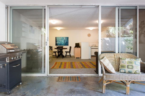 Retro Central Claremont Oasis - Accommodation Yamba 7