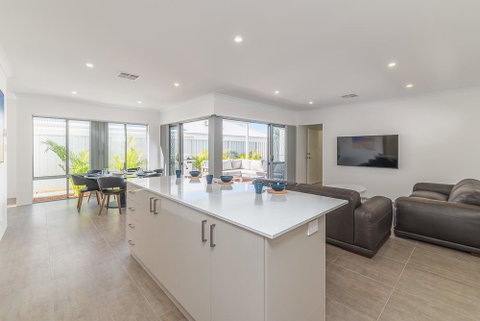 Karrinyup Waters Luxury House Rental - Accommodation Yamba 13