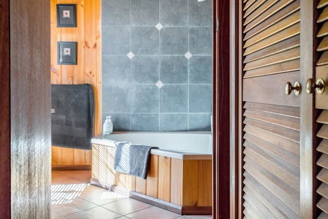 Freycinet Panorama - Accommodation Yamba 13