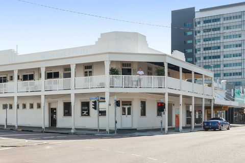Newmarket Hotel - Accommodation Yamba 2