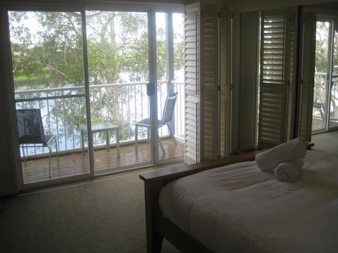 Noosa Entrance Waterfront Resort - Accommodation Yamba 0