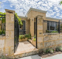 Ocean Keys Cottage - Free WiFi - Accommodation Yamba