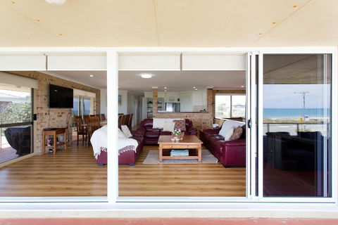 Ocean View Beach House - Accommodation Yamba 2