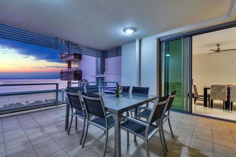 Oceana Darwin Central Oceanfront 3 Bedroom 2 Lounge Room Pool Gym Tennis Court Sleeps 9 - Accommodation Yamba 2