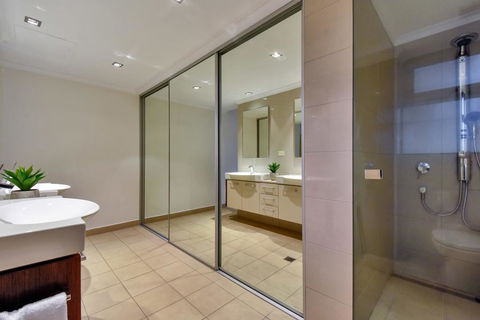 Oceana Darwin Central Oceanfront 3 Bedroom 2 Lounge Room Pool Gym Tennis Court Sleeps 9 - Accommodation Yamba 3