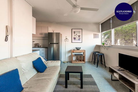 PADDINGTON PAD With PARKING & SMART TV & POOL - Accommodation Yamba 0