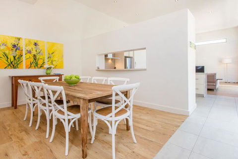 PALM COURT RETREAT - MORNINGTON - Accommodation Yamba 1