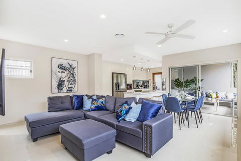 Park Avenue Luxe Townhouse Brand New Sleeps 9 - Accommodation Yamba 0