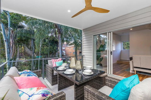 Park Avenue Townhouse Retreat Brisbane Sleeps 10 - Accommodation Yamba 2