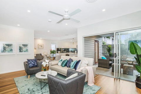 Park Avenue Townhouse Retreat Brisbane Sleeps 10 - Accommodation Yamba 0