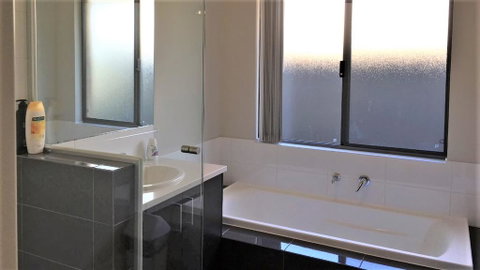 Perth Urban Vacation Home - Close To City & Airport - Accommodation Yamba 1