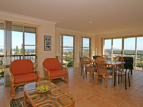 Phoenix Terrace -townhouse Yamba - Accommodation Yamba 1