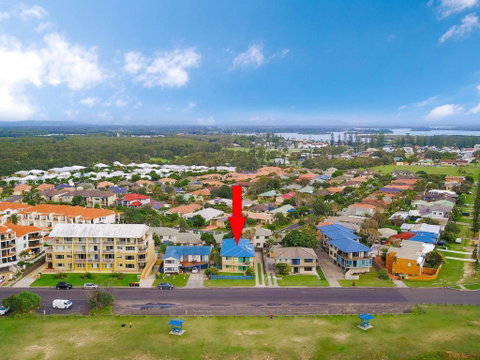 Pippi View 1 (Bottom) - Across The Road From The Beach! - Accommodation Yamba 2