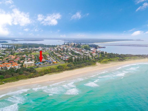 Pippi View 1 (Bottom) - Across The Road From The Beach! - Accommodation Yamba 0