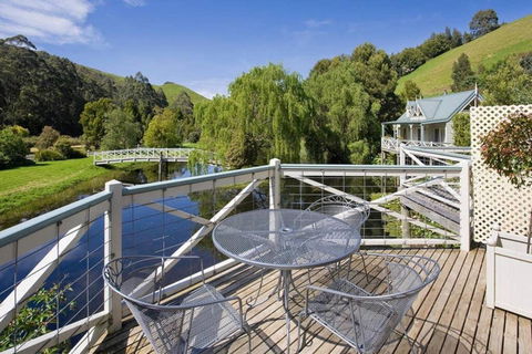 PLUM TREE STUDIO - Couples Lakeside Spa Retreat - Accommodation Yamba 1