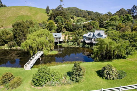 PLUM TREE STUDIO - Couples Lakeside Spa Retreat - Accommodation Yamba 3