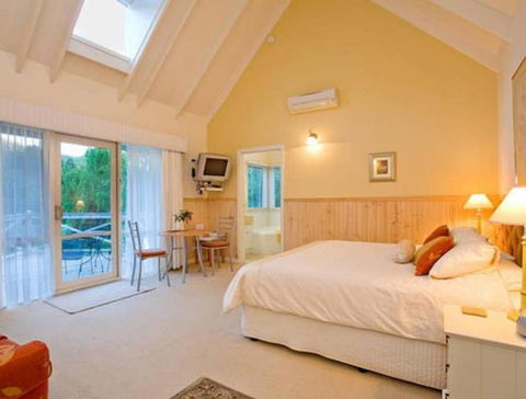 PLUM TREE STUDIO - Couples Lakeside Spa Retreat - Accommodation Yamba 0