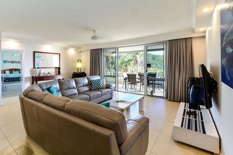 POINCIANA 101 HAMILTON ISLAND CENTRALLY LOCATED 3 BEDROOM, Plus BUGGY!! - Accommodation Yamba 2