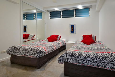 POINCIANA 101 HAMILTON ISLAND CENTRALLY LOCATED 3 BEDROOM, Plus BUGGY!! - Accommodation Yamba 1