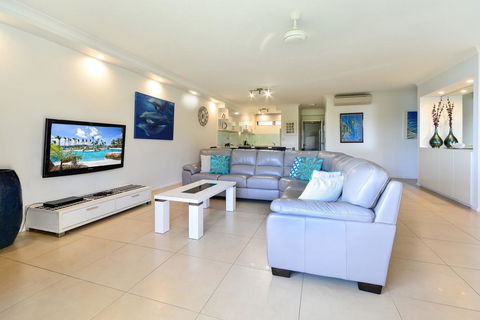 POINCIANA 101 HAMILTON ISLAND CENTRALLY LOCATED 3 BEDROOM, Plus BUGGY!! - Accommodation Yamba 3