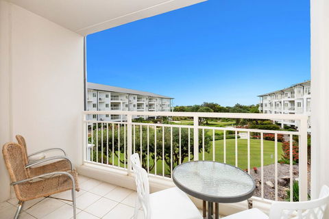 RESORT ON THE BEACH 5215 - OCEAN GLIMPSES - Accommodation Yamba 3