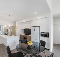 Round About Bulimba - Executive 3BR Bulimba apartment near Oxford St shops and restaurants - Accommodation Yamba
