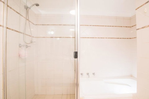 Rustic Hardwood 2 Bedroom Apartment In Randwick - Accommodation Yamba 3