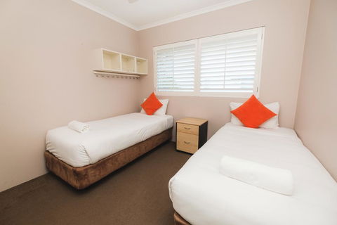 Sanctuary Lake Apartments - Accommodation Yamba 2