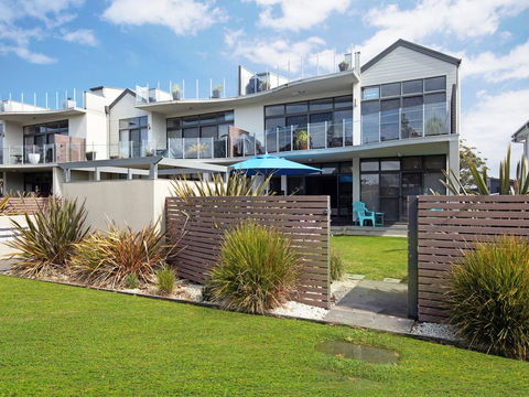 Serenity Shores (by Jervis Bay Rentals) - Accommodation Yamba 0