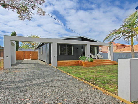 Shady Palms - Modern Beach House With Studio - Accommodation Yamba 0