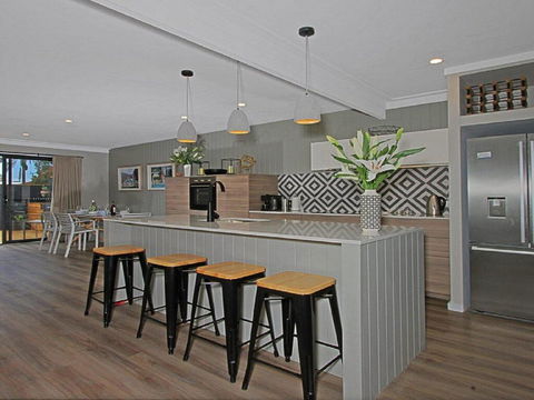 Shady Palms - Modern Beach House With Studio - Accommodation Yamba 2