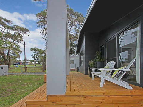 Shady Palms - Modern Beach House With Studio - Accommodation Yamba 1
