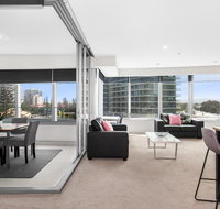 Sleek Q1 Suite in the Heart of Surfers Paradise - Accommodation Yamba