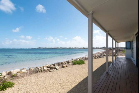 Smart Beach House @ Pelican Point - Accommodation Yamba 1