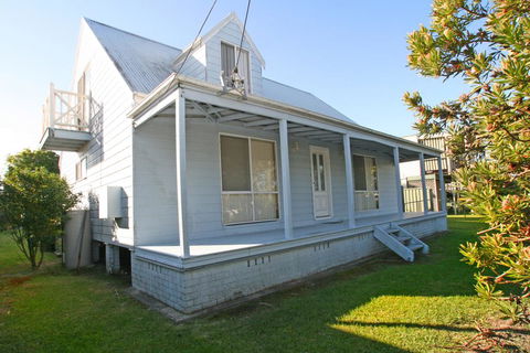 South Sussex's Blue Cottage - Accommodation Yamba 1
