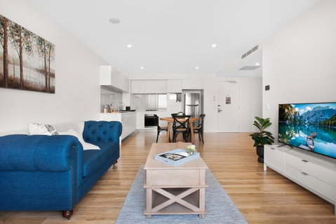 Spacious And Artfully Designed Apartment In Surfers - Accommodation Yamba 0