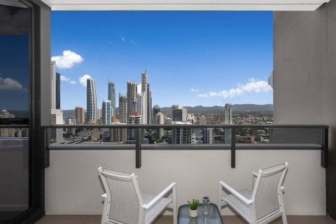 Spacious And Artfully Designed Apartment In Surfers - Accommodation Yamba 1