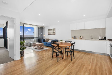 Spacious And Artfully Designed Apartment In Surfers - Accommodation Yamba 2
