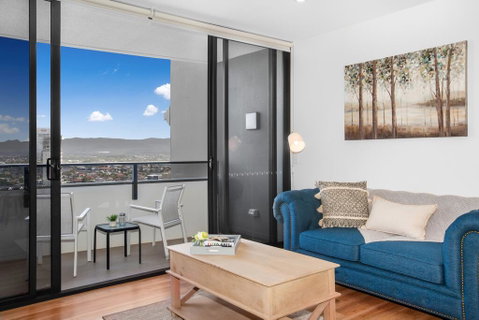 Spacious And Artfully Designed Apartment In Surfers - Accommodation Yamba 3