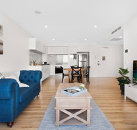 Spacious and Artfully Designed Apartment in Surfers - Accommodation Yamba