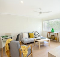 Spacious and Bright Apartment Minutes to the Beach - Accommodation Yamba