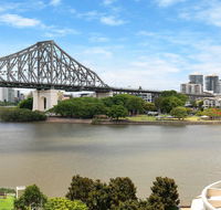 Spacious Executive 3 Bedroom - Brisbane CBD - Views - Pool - WIFI - Free parking - Accommodation Yamba