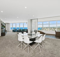 Stunning 4 bedroom Sub Penthouse - level 60 Q1 - Accommodation Yamba