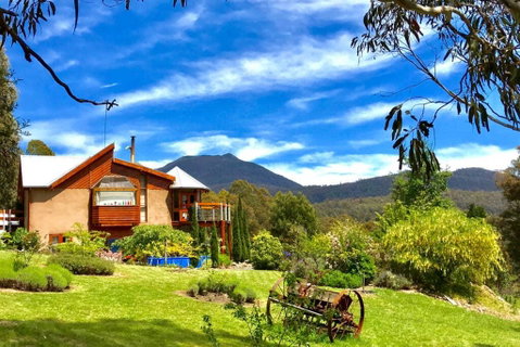 STUNNING HOME WITH AMAZING VIEWS - Just 20 Mins To The City And Only 10 To MONA! - Accommodation Yamba 1