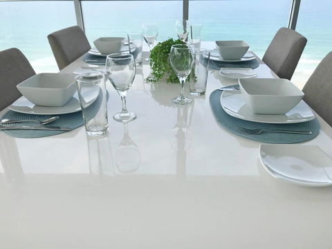 Stunning Views, Air On Broadbeach!Wine, Wifi, Parking - Accommodation Yamba 3