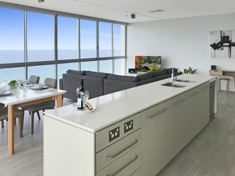 Stunning Views, Air On Broadbeach!Wine, Wifi, Parking - Accommodation Yamba 0