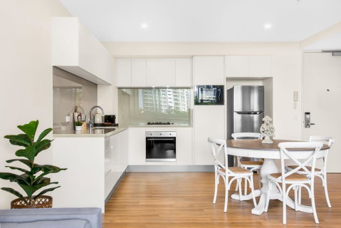 Sun Drenched Apartment In The Heart Of Surfers - Accommodation Yamba 3