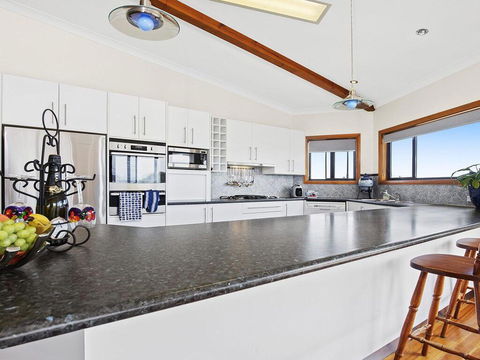 SunRay On Orama - Spacious With Great Views - Accommodation Yamba 1