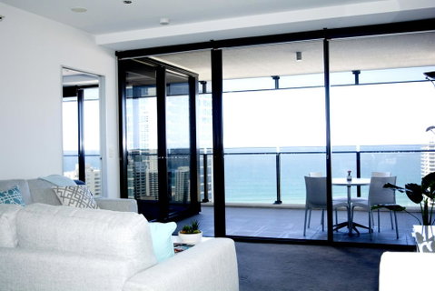 Surfers Paradise Two Bedroom Luxury Seaview Spa Apartment - Sealuxe - Accommodation Yamba 3