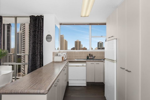 Sweeping Views Of Surfers Paradise And Chevron Island - Accommodation Yamba 3